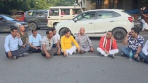 अपनी ही सरकार में धरना देने को मजबूर दिग्गज BJP विधायक! कोतवाली के सामने जमाया डेरा