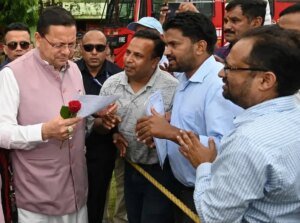 बेरोजगार डिग्रीधारी लैब तकनीशियनों ने हल्द्वानी में मुख्यमंत्री पुष्कर सिंह धामी से की मुलाकात